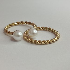 זוג טבעות מסולסלות עם פנינים