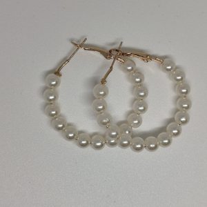 עגילי חישוק משובצים בפנינים